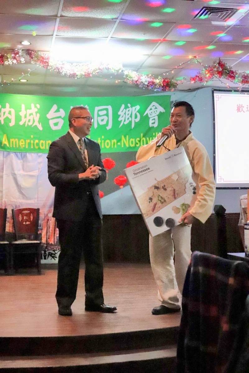 亞特蘭大辦事處組長李瑞徵與同鄉會會長連育德合影