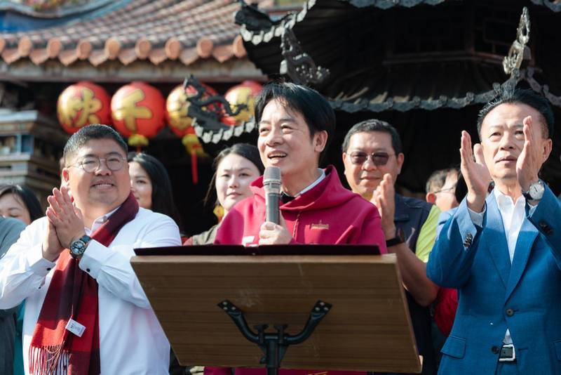 總統「朴子配天宮」參香、發放福袋