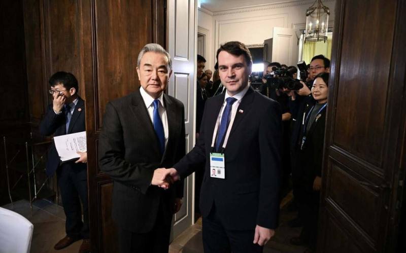 捷克外交部長馬欽卡（Petr Macinka，右）與中國外交部長王毅（左）在慕尼黑安全會議會晤。捷克外交部14日表示，捷克有意與中國維持穩定關係，並希望恢復直飛上海航線。（捷克外交部提供）