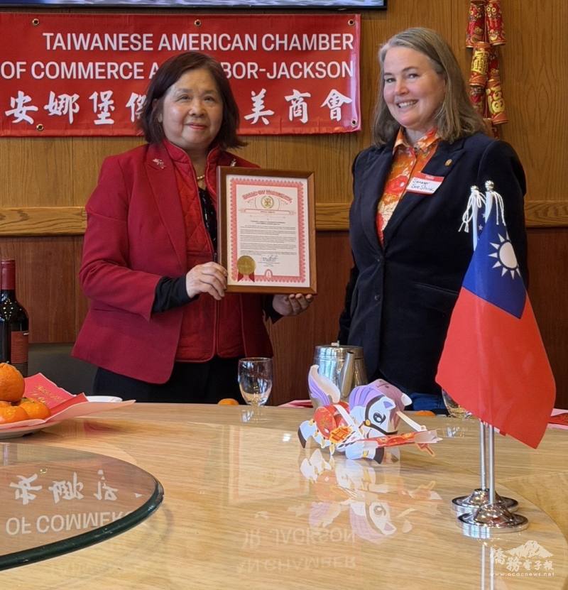 密西根州參議員Sue Shink代表州議會頒贈特殊貢獻獎