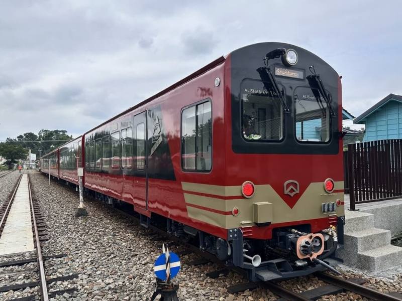 阿里山林鐵新採購「森里號」列車目前測試作業中，整體車身外觀納入日出印象，採「林鐵黑、阿里山紅、聖光金」塗裝。（阿里山林鐵及文資處提供）