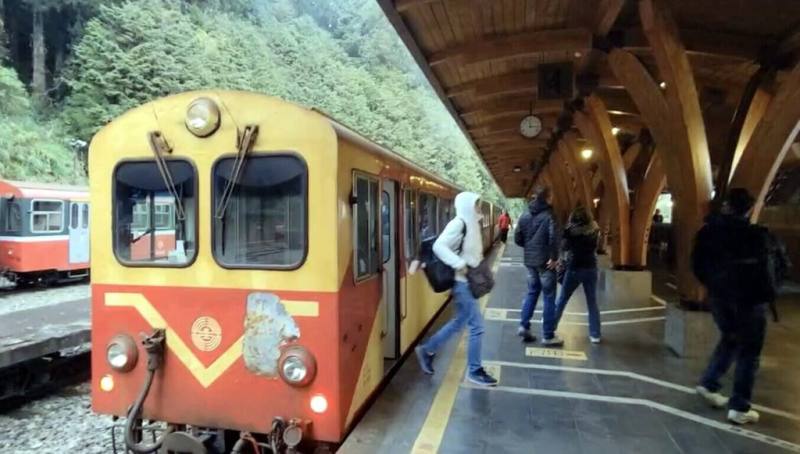 阿里山林業鐵路新採購「森里號」列車，預計7月起投入嘉義站到阿里山站營運，屆時部分「阿里山號」將轉為區間列車。圖為遊客於阿里山站下車。（林鐵及文資處提供）