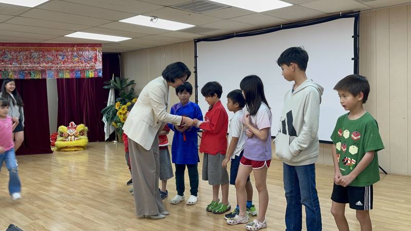 駐休士頓辦事處處長蕭伊芳發紅包給現場兒童