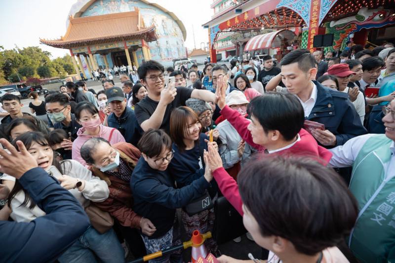 總統「麻豆代天府」參香、發放福袋