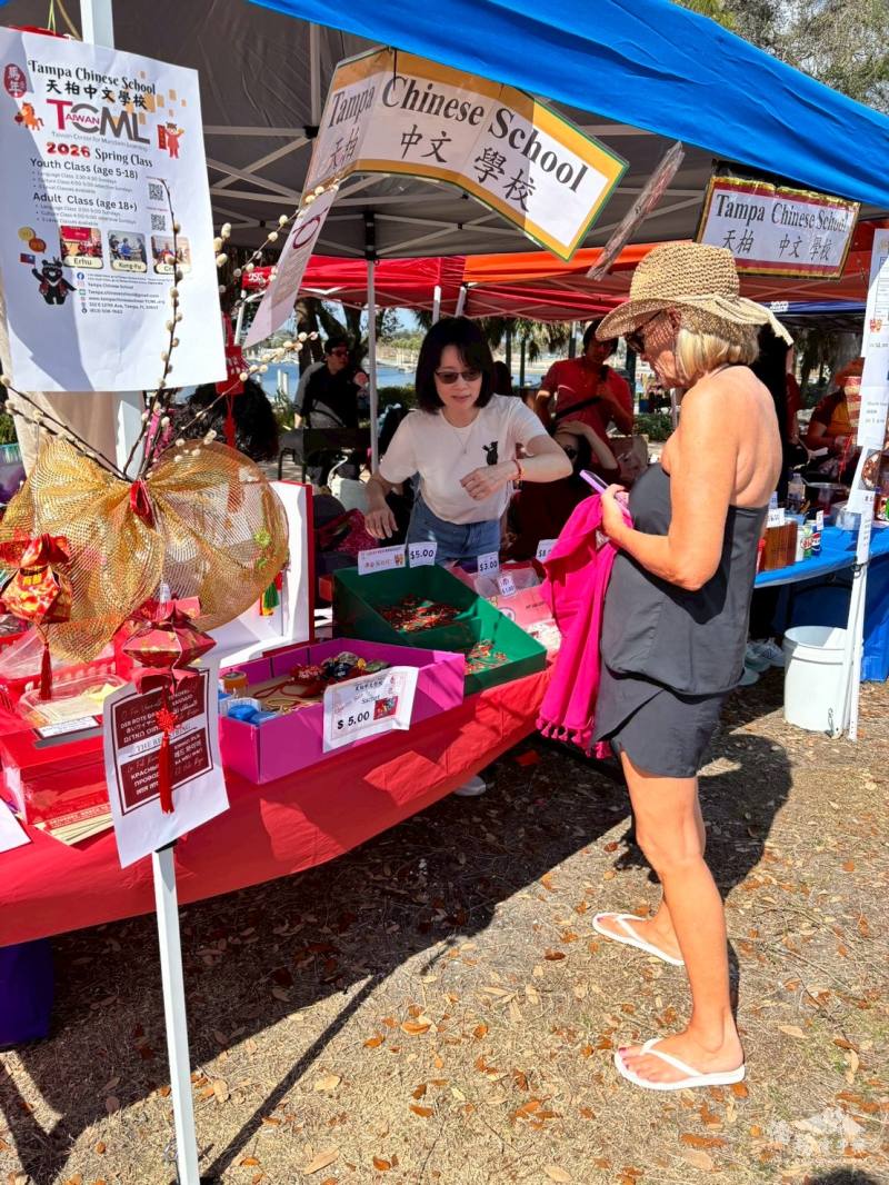 園遊會攤位吸引許多當地民眾前來體驗年節文化藝品