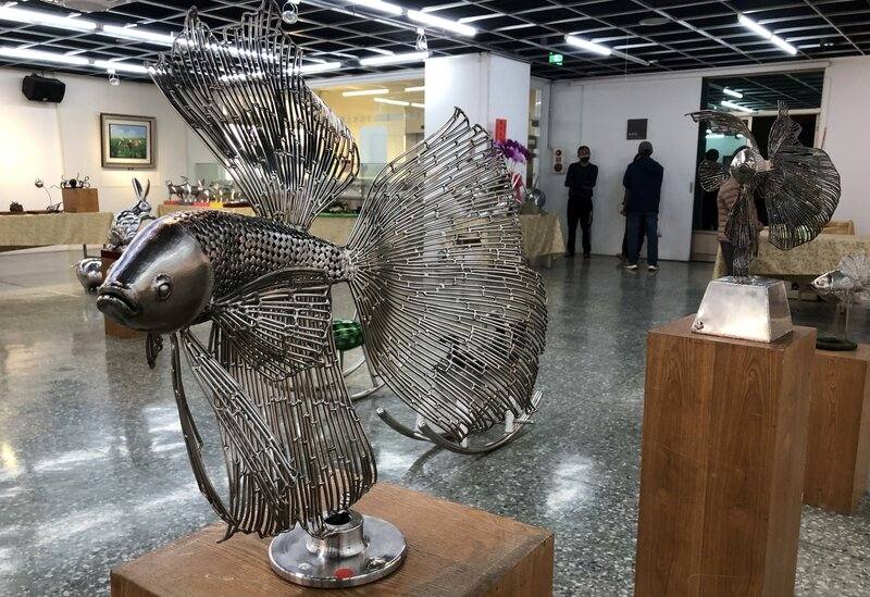 「嘉義鐵孩子」賴銘傳創作的鐵雕藝術作品兼具童趣與美感，且在創作方面不斷精進，天上飛的、地上爬的與海裡游的都是他創作標的。圖為賴銘傳作品鬥魚。