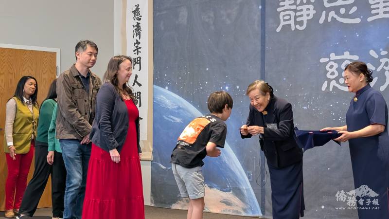 負責人楊甦蘇發放福慧紅包