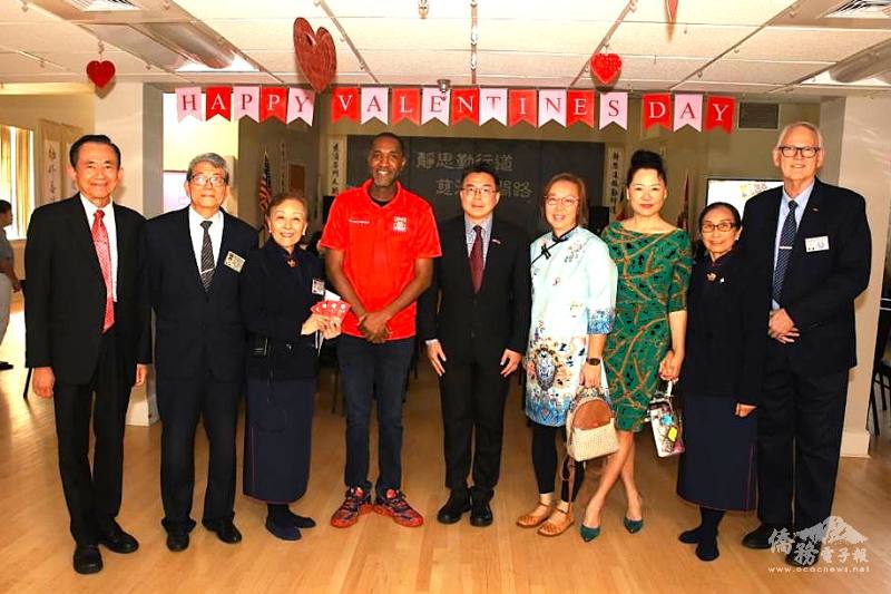 駐邁阿密辦事處處長周啟宇(中)與橙郡副郡長Mike Scott(左4)、僑務諮詢委員王成章(左1)、慈濟奧蘭多負責人楊甦蘇(左3)等共同參加歲末祝福感恩會