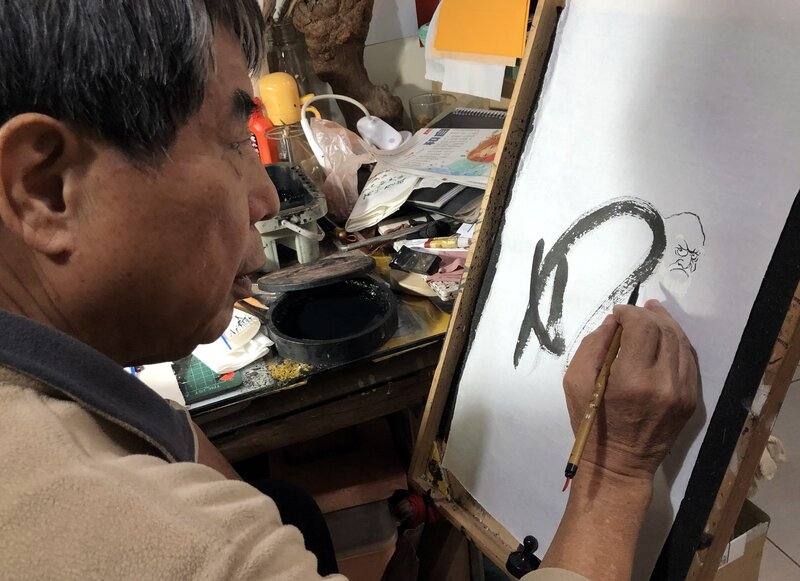 嘉義手捏茶壺陶藝家謝定士退休後，維持「一天一達摩」畫作習慣，目前已累積1000多件作品，每件筆觸、神韻及眼神皆有不同。