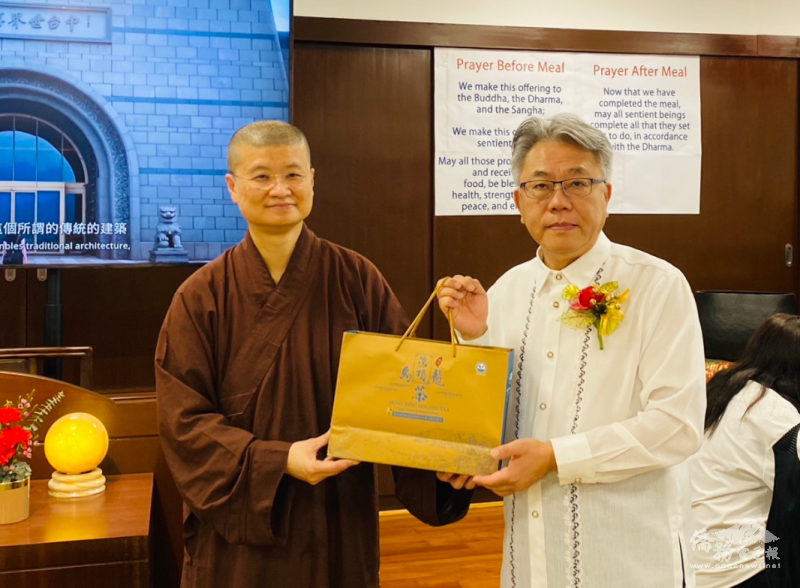 楊登仕贈送臺灣茶葉禮盒予釋見樞