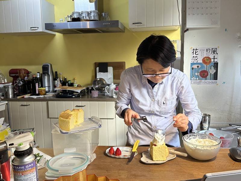 鄭景文曾是期貨業主管，轉做甜點一晃眼就是10年，在芝山岩旁累積許多忠實顧客。