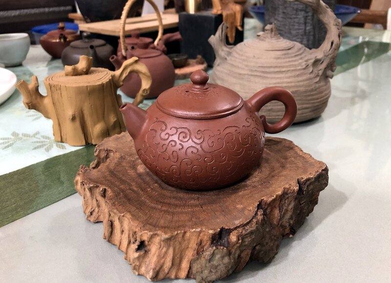 手捏茶壺陶藝家謝定士創作大都取材於大自然，特別是樹幹樣態，他所創作的壺承宛如樹幹切面，生動自然。