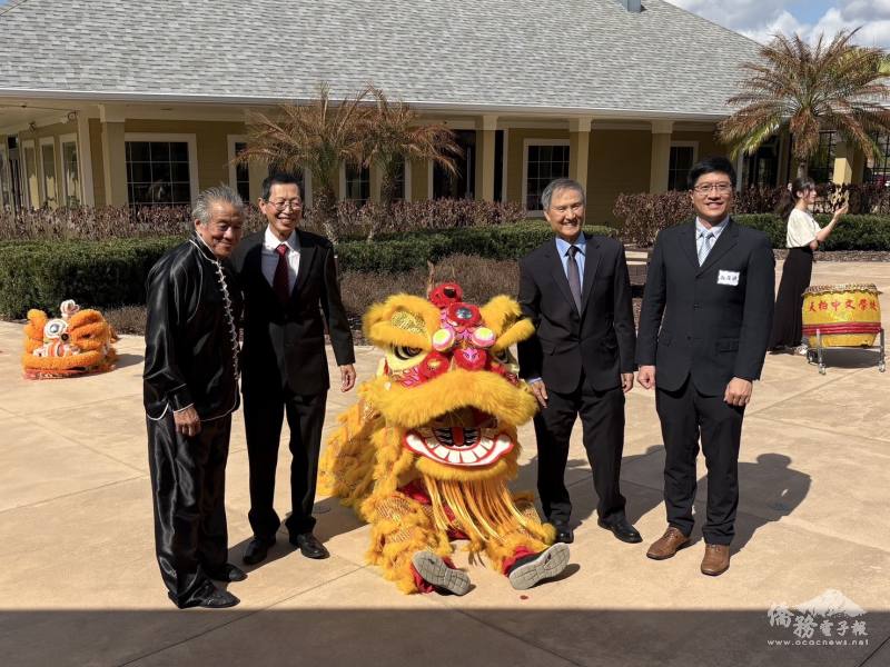 僑務委員李三富（右2）為天柏中文學校醒獅點睛開光
