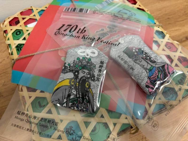 芬蘭台灣人協會春節聚餐，從台灣來的文化賀禮包含艋舺青山宮建宮170週年與北港朝天宮聯合製作的限量護身符。（駐芬蘭代表處提供）