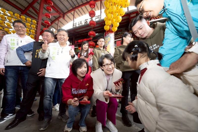 17日是農曆大年初一，蕭美琴副總統先後前往臺中、南投、彰化等中部地區廟宇參拜祈福，並發送馬年新春福袋向民眾賀年