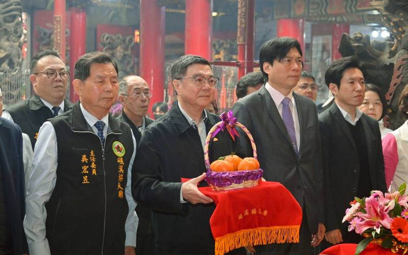 17日是農曆大年初一，行政院長卓榮泰下午分別前往宜蘭市碧霞宮及礁溪協天廟參拜祈福