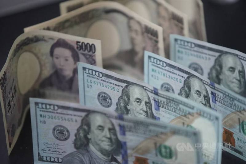 圖為日圓及美元紙鈔。（中央社檔案照片）