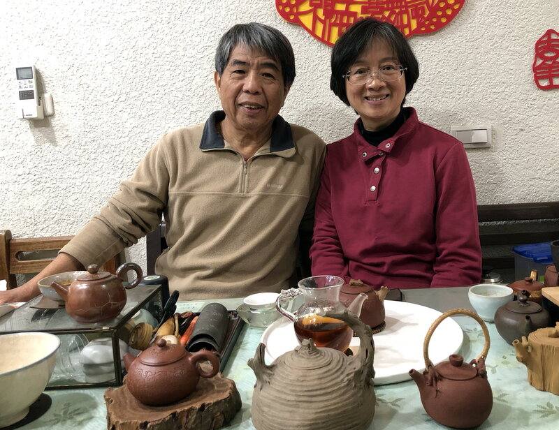 手捏壺陶藝家謝定士（左）、蔡麗華（右）夫妻檔退休後，各自在達摩繪畫、漆器創作發展出一片天，並融入茶壺作品，具與眾不同美感。