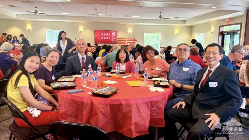 天霸臺灣同鄉會會長方志峯（右1）與鄉親合影