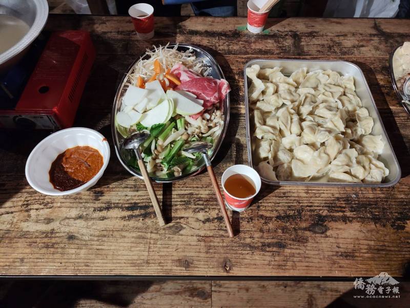 志工從下午開始包水餃及準備豐盛美食