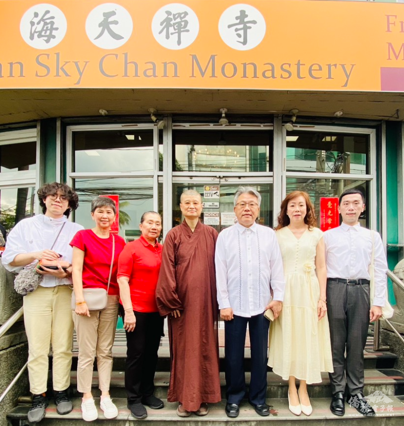 駐菲律賓代表處公使楊登仕(右三)及菲華文教服務中心副主任簡槙男(右一)，以及海天禪寺住持釋見樞法師(中)、海天護法會會長Nancy Limso(左三)、副會長王毓妮(左二)於門口合影