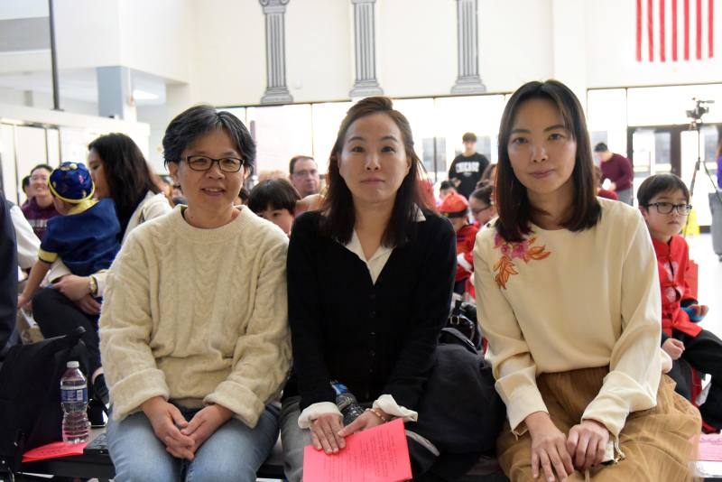 瑞柏中文學校校長陳美璇 (右) 、芝加哥文教中心副主任陳怡珍 (中) 及臺灣華語文中心爾雅基金會會長洪嫚憶 (左) 合照