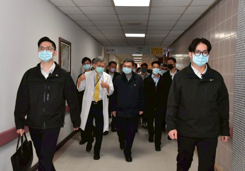 行政院長卓榮泰赴高雄榮總探視陳光復縣長