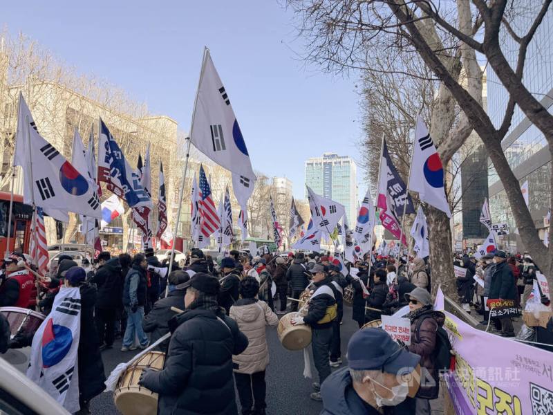 韓國前總統尹錫悅因內亂案19日一審被判處無期徒刑，尹錫悅的支持者在首爾中央地方法院附近集結，高喊「大韓民國法治已經崩潰」
