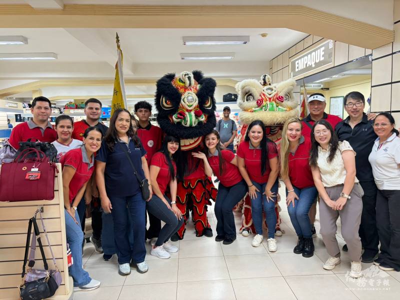 舞獅團與店家合影