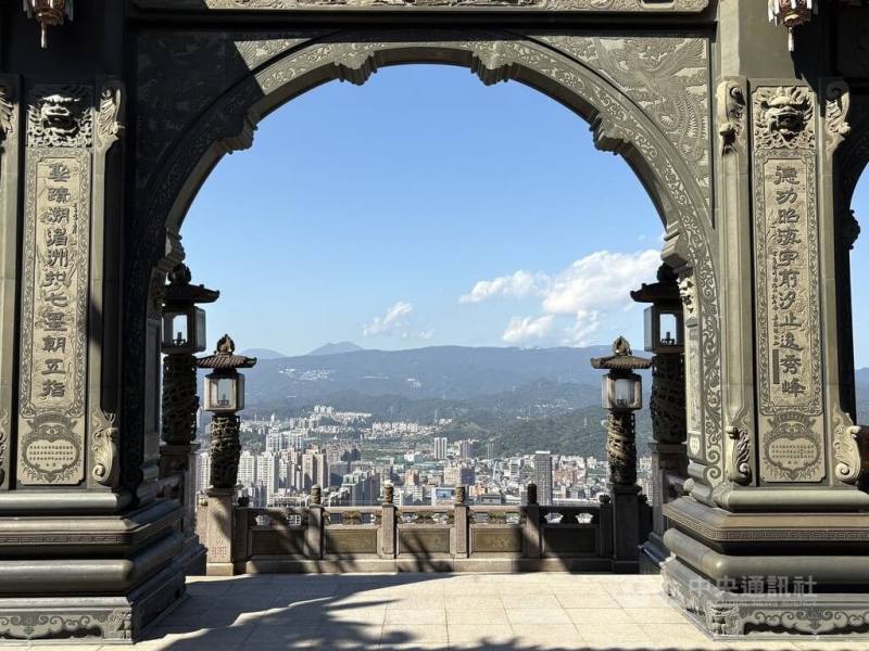 新北汐止聖德宮雄偉的牌樓是熱門拍照景點，雕刻精細的燈柱搭配後方的青山與市景，可拍出如古希臘神殿般的夢幻畫面