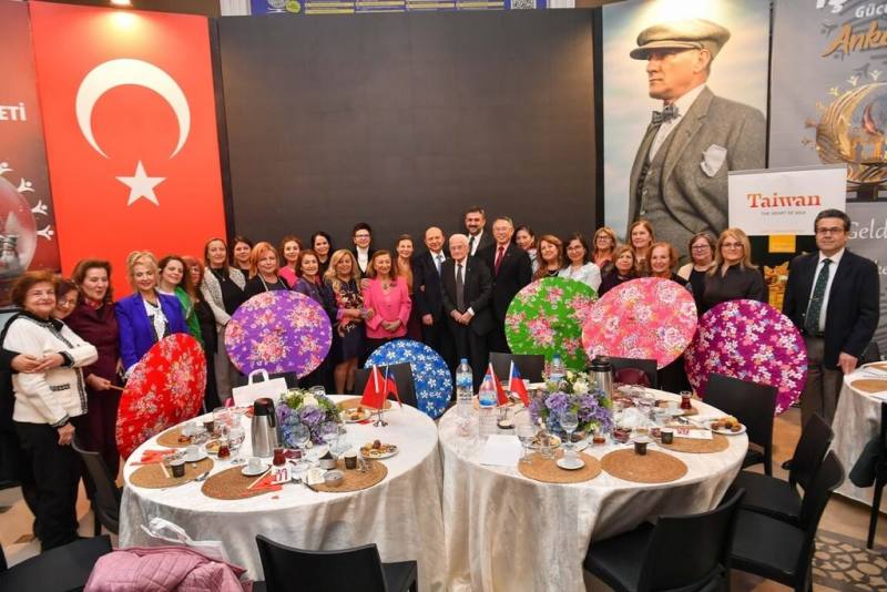 台灣與土耳其同樣重視家庭價值與文化傳承，駐土耳其代表處在春節期間，舉辦「台灣日暨春節團拜」文化活動，邀請土耳其各界貴賓共同體驗台灣春節文化。（駐土耳其代表處提供）