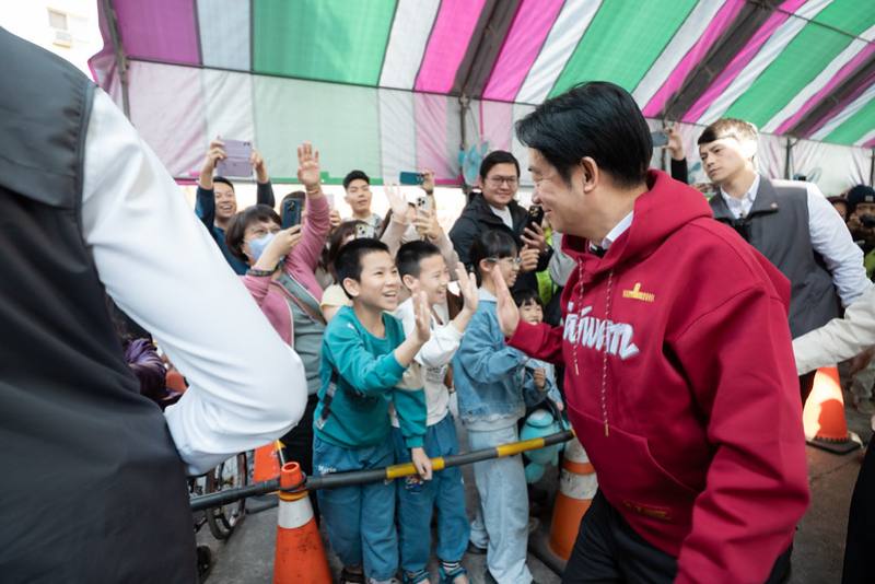 18日是農曆大年初二，賴清德總統上午先後前往臺南「臺灣祀典武廟」、屏東「精明寶宮」、「海豐三王國王廟」、高雄「岡山壽天宮」、「前鎮鎮南宮」參香祈福，並發送馬年福袋向在場鄉親拜年，分享熱鬧的年節喜氣