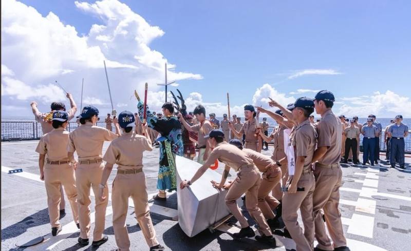 當軍艦跨越赤道線時，艦上會舉行古老神祕的「赤道祭」，由官兵扮演「海龍王」宣讀聖旨，並頒發「過赤道證」給受禮主官，象徵「人安、物安、航行安」。（青年日報提供）