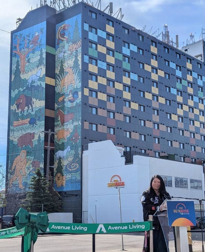 加拿大亞伯達省一處住宅大樓2025年完成翻新，外牆結合原住民藝術家創作，鋪設炭灰色、橘色、綠色等多元色彩太陽能建材，並以379.01平方公尺畫作規模，創下全球最大太陽能板藝術作品的金氏世界紀錄。（台灣美特斯能源公司提供）