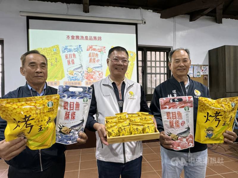 雲林縣台西鄉農會總幹事林添祥（中）說，去年5月推出烤玉米商品零食，創造100萬包銷量，由於市場需求增，農會積極尋找農民契作，帶動收購價格上揚、農民收益提升，打響台西農會品牌，創多贏局面