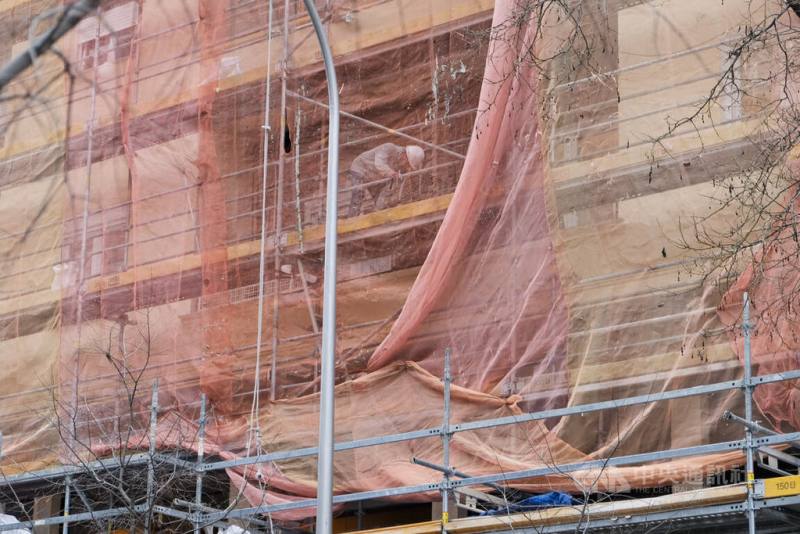 西班牙政府批准調升2026年最低工資，若以歐盟統計局每年支薪12個月模式計算，西班牙每月最低薪資將達1424.5歐元，繼續維持歐盟第7高。圖為馬德里市區正為建築物進行維修翻新的工人