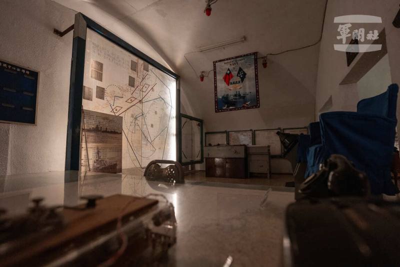 為保存海軍作戰歷史，海軍司令部將原海軍作戰指揮中樞舊址整建為戰史陳列室，戰情中心展區保留當年作戰指揮所使用的通聯設備與戰情資料。（軍聞社提供）