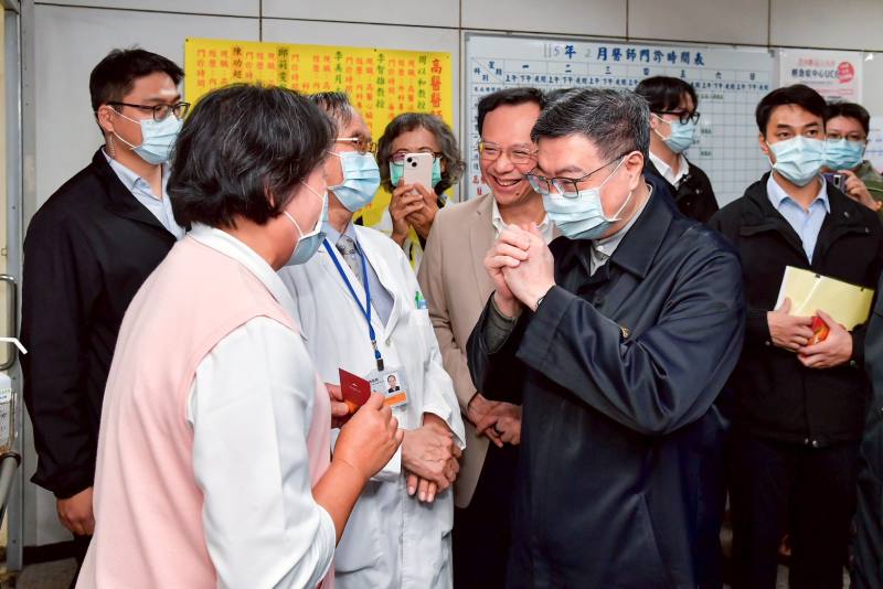 行政院長卓榮泰視察高雄文雄醫院輕急症中心(UCC)暨慰勉醫護人員