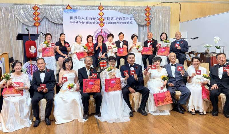 世華榮譽總會長施郭鳳珠伉儷（上排左6、7）與處長陳詠韶（上排左5）與9對牽手獎得主合影