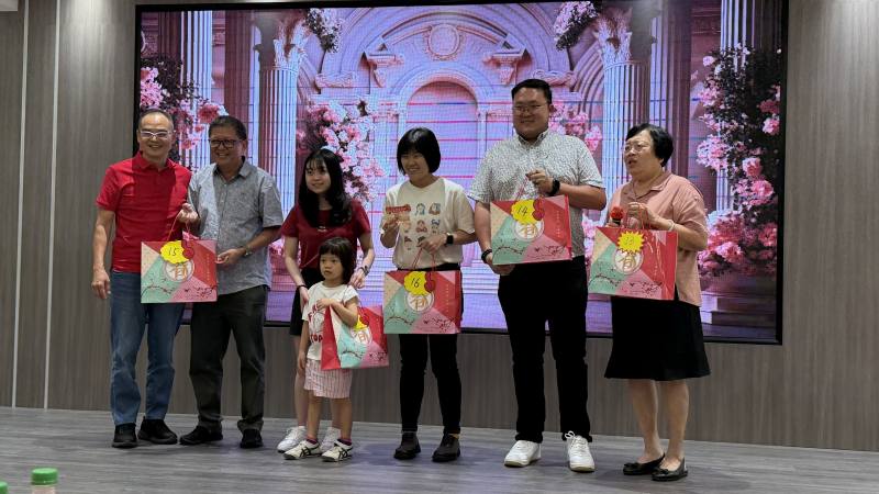 2月17日晚間永平留臺同學會新春晚宴，幸運獲獎者上台領獎合影留念