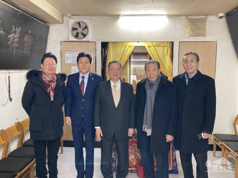 丘高偉與達摩佛教會及漢城華僑協會出席代表合影