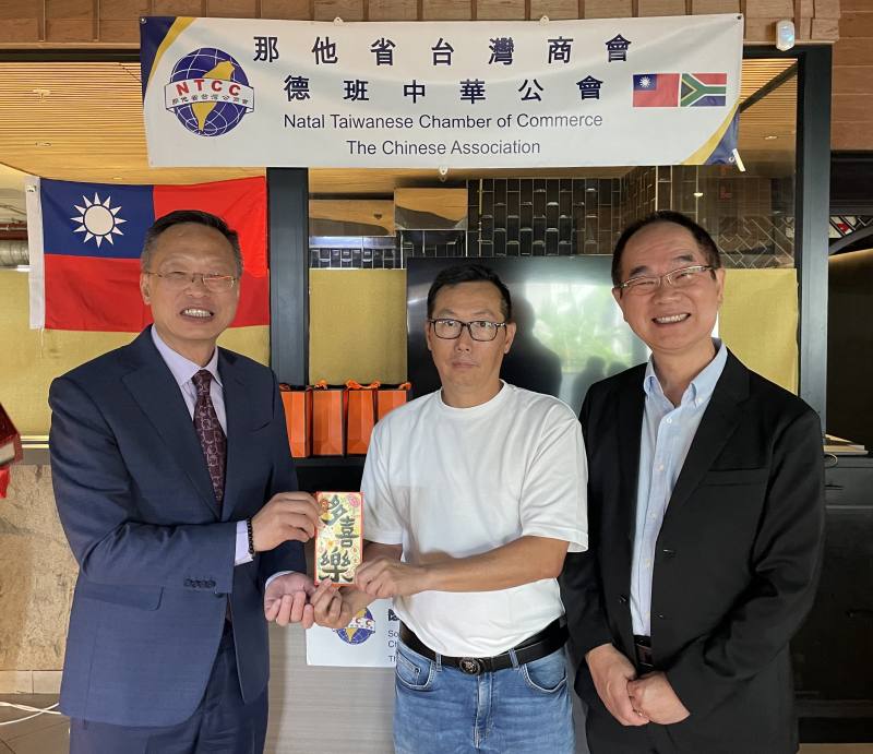 廖文哲頒發紅包予摸彩得主僑胞