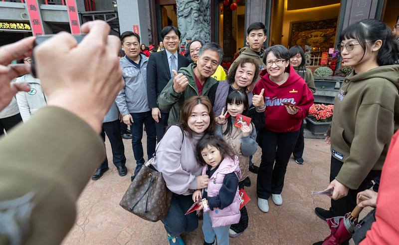 副總統「二結王公廟」參拜祈福、發放福袋