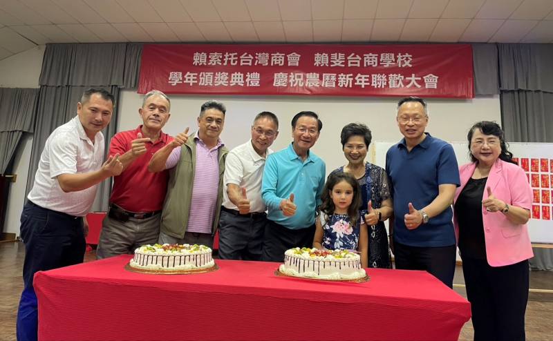 廖文哲與僑務諮詢委員吳松柏等僑領代表共切春節蛋糕