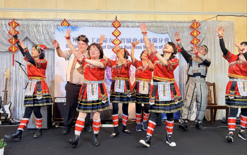 會長吳素芬與處長陳詠韶帶動全場歡樂共舞