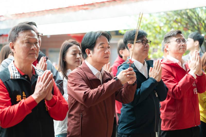 總統「岡山壽天宮」參香、發放福袋