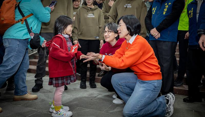 18日是農曆大年初二，蕭美琴副總統先後前往新北「新店太平宮」、「永和保福宮」、桃園「平鎮褒忠祠」及宜蘭「二結王公廟」參拜祈福，祈願國家太平興盛，百姓安居樂業，並發送總統府馬年新春福袋向民眾賀年