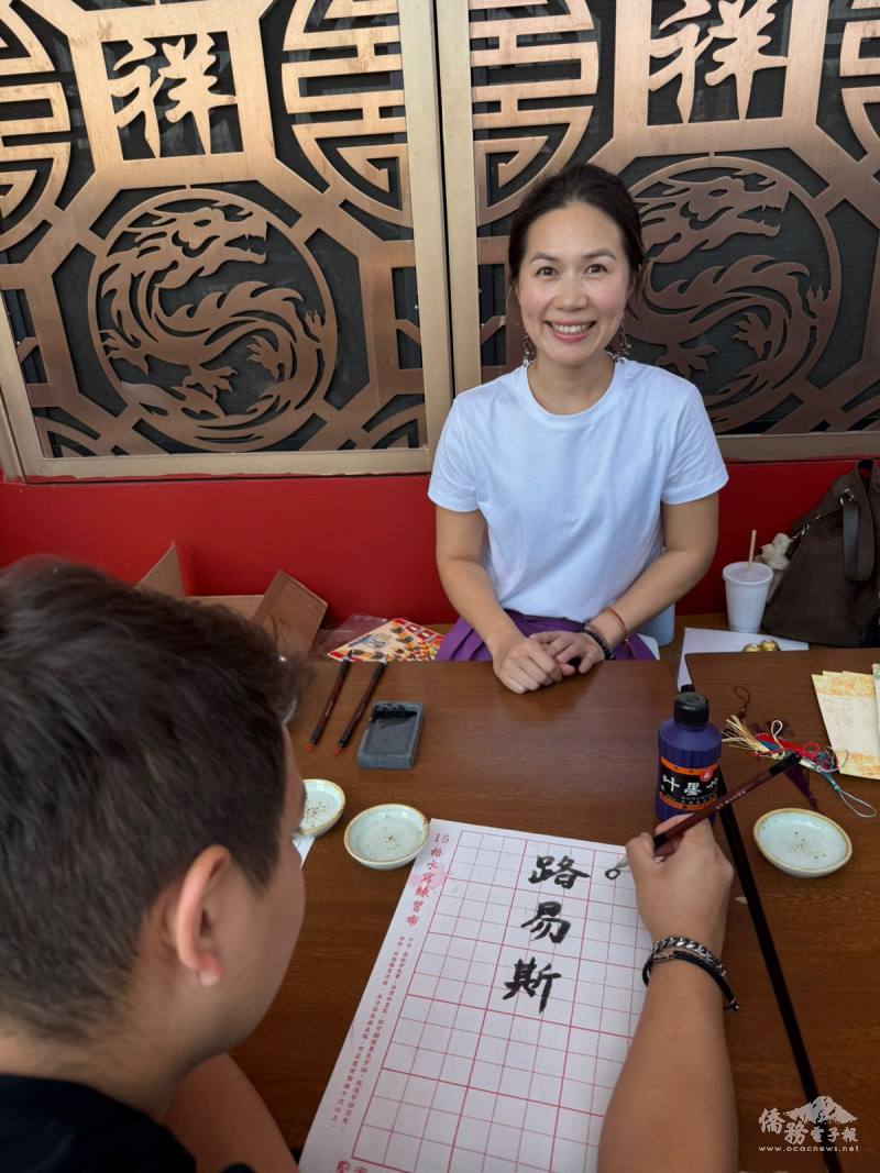 臺籍教師巫慧如現場示範毛筆書寫，指導瓜國民眾以正體漢字寫下中文姓名