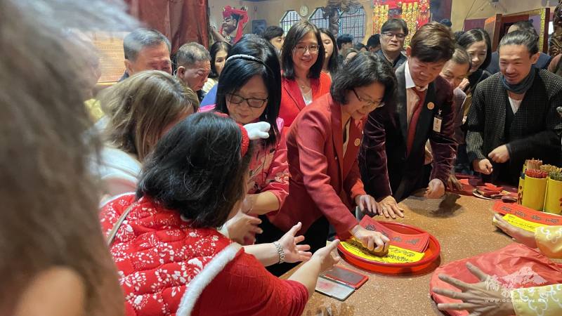 駐休士頓辦事處處長蕭伊芳蓋平安符分送香客