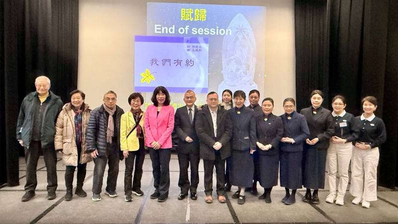 包括駐英國代表處公使江雅綺(左5)、僑務組長葉帝余(右7)及英國慈濟聯絡處負責人朱建隆師兄(左6)等出席同慶